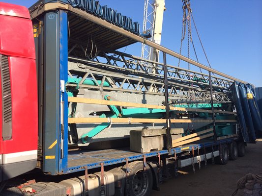 Self-erecting crane in trasporto